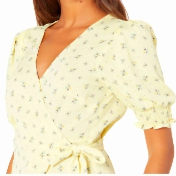 BCBGeneration Ditsy Floral , Wrap Top  size Medium.. NWT - Picture 4 of 12